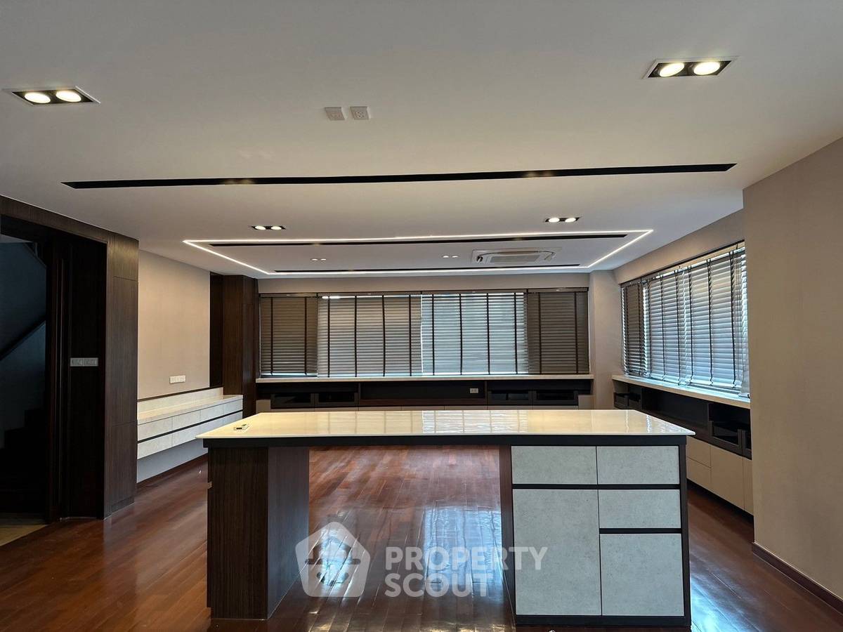 picture Renovated Duplex Penthouse next to BTS Ploen Chit (ID 2245572) - 15/16