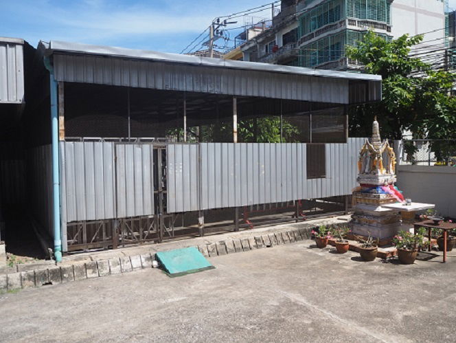 รูป ให้เช่าที่ดินทรงสี่เหลี่ยมผืนผ้าเนื้อที่ประมาณ53ตร.วา ทำเลทอง ใกล้โรงงานไทยวาโก้ มีโครงสังกะสีเป็นโรงเรือนพร้อมประตูสังกะสี - รูปที่ 4/4