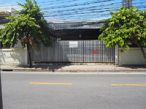 ให้เช่าที่ดินทรงสี่เหลี่ยมผืนผ้าเนื้อที่ประมาณ53ตร.วา ทำเลทอง ใกล้โรงงานไทยวาโก้ มีโครงสังกะสีเป็นโรงเรือนพร้อมประตูสังกะสี