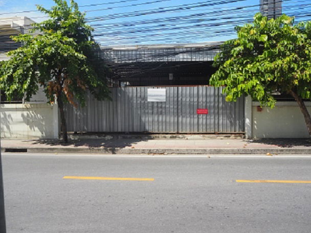 รูป ให้เช่าที่ดินทรงสี่เหลี่ยมผืนผ้าเนื้อที่ประมาณ53ตร.วา ทำเลทอง ใกล้โรงงานไทยวาโก้ มีโครงสังกะสีเป็นโรงเรือนพร้อมประตูสังกะสี - รูปที่ 1/4