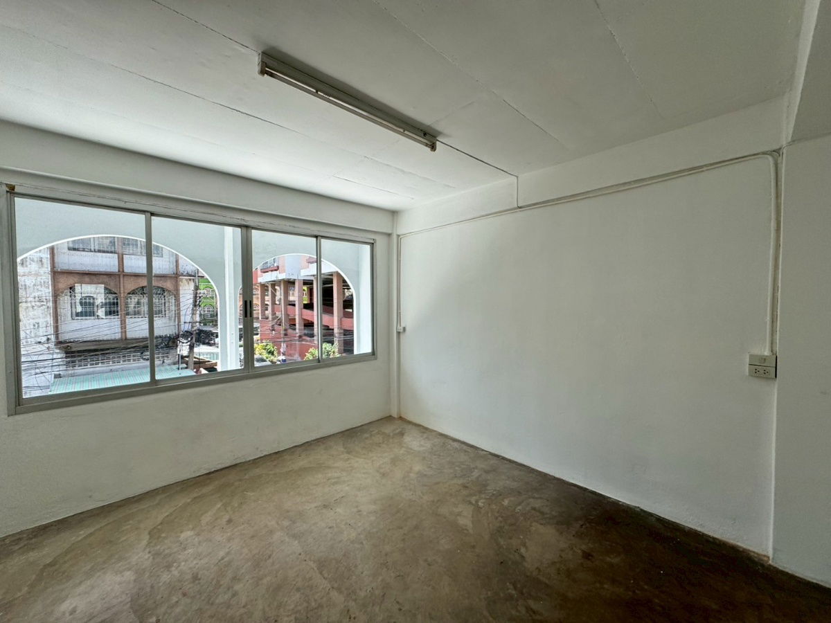 picture 🏢 For Rent: 3.5-Storey Commercial Building 🚆 Just 500 meters from Lam Sali BTS Station 🔧 Fully renovated throughout – move-in ready - 18/33