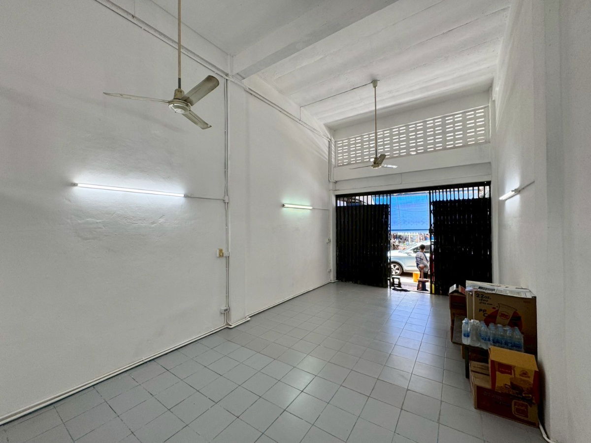 picture 🏢 For Rent: 3.5-Storey Commercial Building 🚆 Just 500 meters from Lam Sali BTS Station 🔧 Fully renovated throughout – move-in ready - 3/33