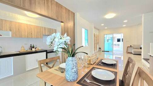 Semi-detached house for sale, single house feel, corner house, private, 4 bedrooms, 2 bathrooms, 4 parking spaces