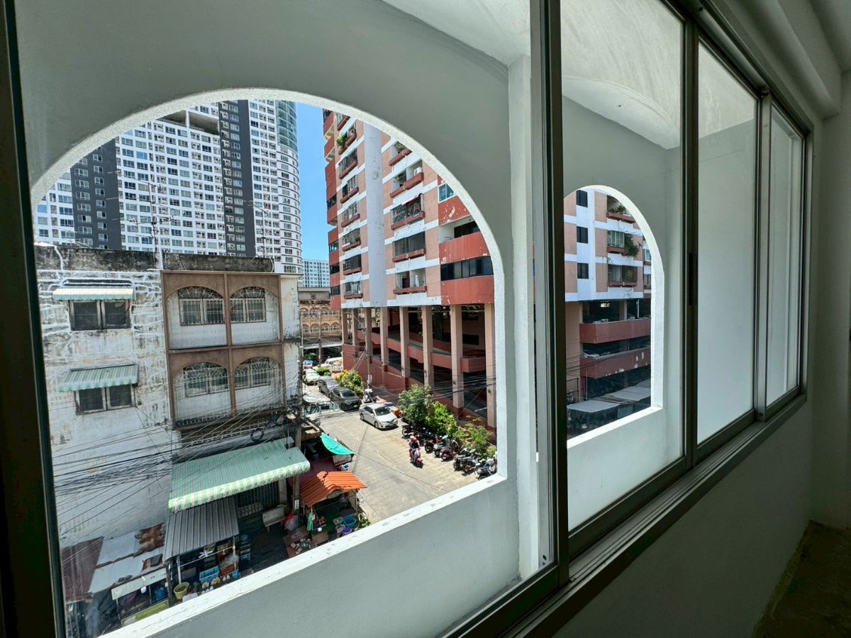 picture 🏢 For Rent: 3.5-Storey Commercial Building 🚆 Just 500 meters from Lam Sali BTS Station 🔧 Fully renovated throughout – move-in ready - 25/33