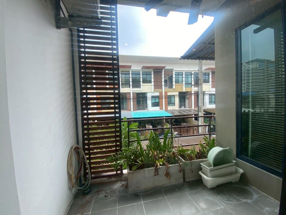 picture A beautiful, ready-to-move-in 3-story townhome in the Signature Vibhavadi 60 project. Excellent location. - 8/15