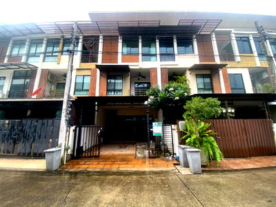 Townhouses for sale Sripatum University : For Sale: 3-Storey Townhome at Signature Vibhavadi 60 Ready to move