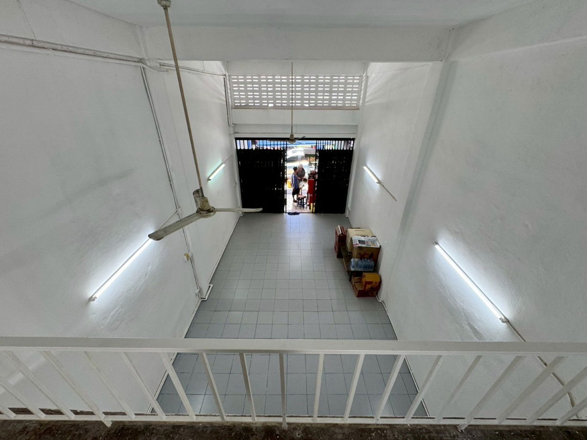 picture 🏢 For Rent: 3.5-Storey Commercial Building 🚆 Just 500 meters from Lam Sali BTS Station 🔧 Fully renovated throughout – move-in ready - 5/33