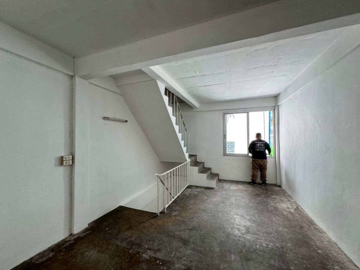 picture 🏢 For Rent: 3.5-Storey Commercial Building 🚆 Just 500 meters from Lam Sali BTS Station 🔧 Fully renovated throughout – move-in ready - 26/33