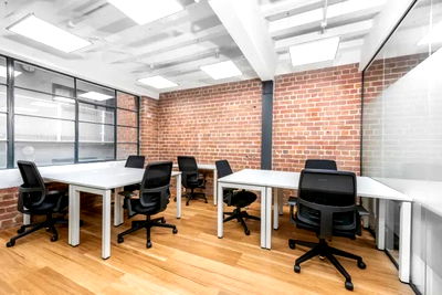 Office for rent Petchburi Road Bangkok : Serviced office for rent in the city center, located in the Ratchathewi area. Fully equipped with office furniture professional working environment.