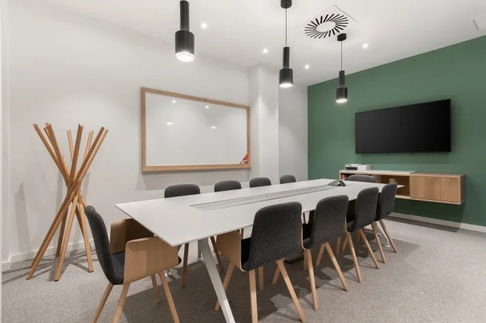 Serviced office for rent in the city center, located in the Ratchathewi area. Fully equipped with office furniture professional working environment.