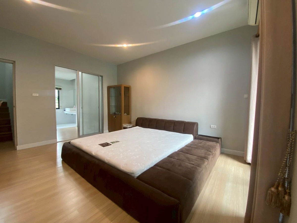 picture A beautiful, ready-to-move-in 3-story townhome in the Signature Vibhavadi 60 project. Excellent location. - 10/15