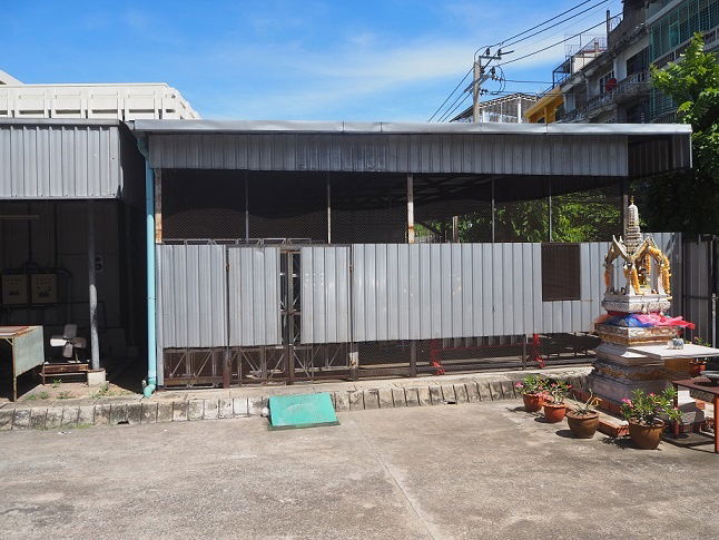 รูป ให้เช่าที่ดินทรงสี่เหลี่ยมผืนผ้าเนื้อที่ประมาณ53ตร.วา ทำเลทอง ใกล้โรงงานไทยวาโก้ มีโครงสังกะสีเป็นโรงเรือนพร้อมประตูสังกะสี - รูปที่ 3/4