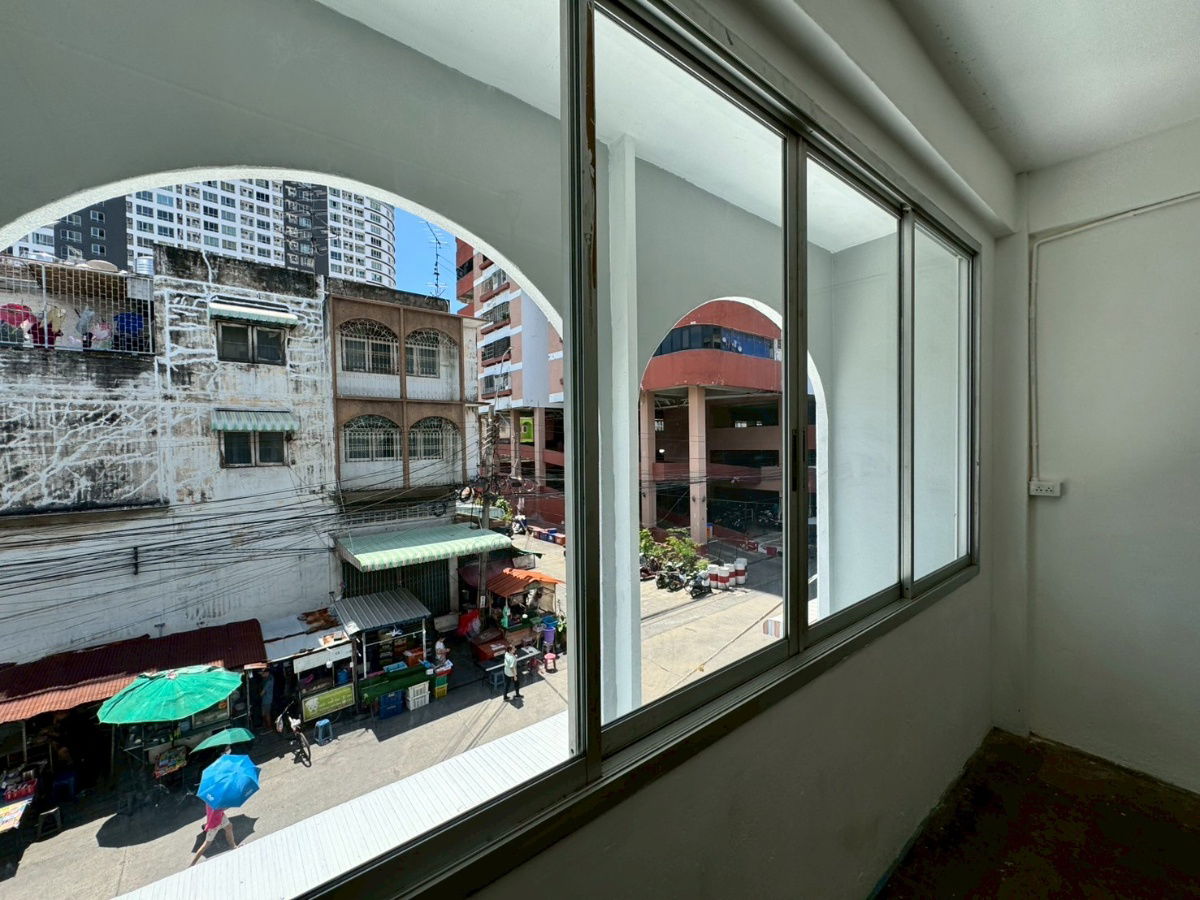 picture 🏢 For Rent: 3.5-Storey Commercial Building 🚆 Just 500 meters from Lam Sali BTS Station 🔧 Fully renovated throughout – move-in ready - 6/33
