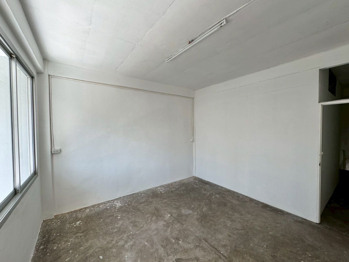 picture 🏢 For Rent: 3.5-Storey Commercial Building 🚆 Just 500 meters from Lam Sali BTS Station 🔧 Fully renovated throughout – move-in ready - 12/33