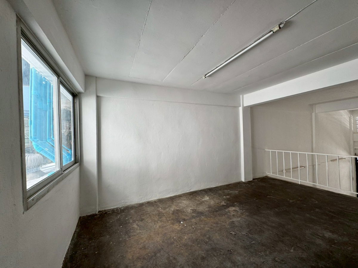 picture 🏢 For Rent: 3.5-Storey Commercial Building 🚆 Just 500 meters from Lam Sali BTS Station 🔧 Fully renovated throughout – move-in ready - 22/33