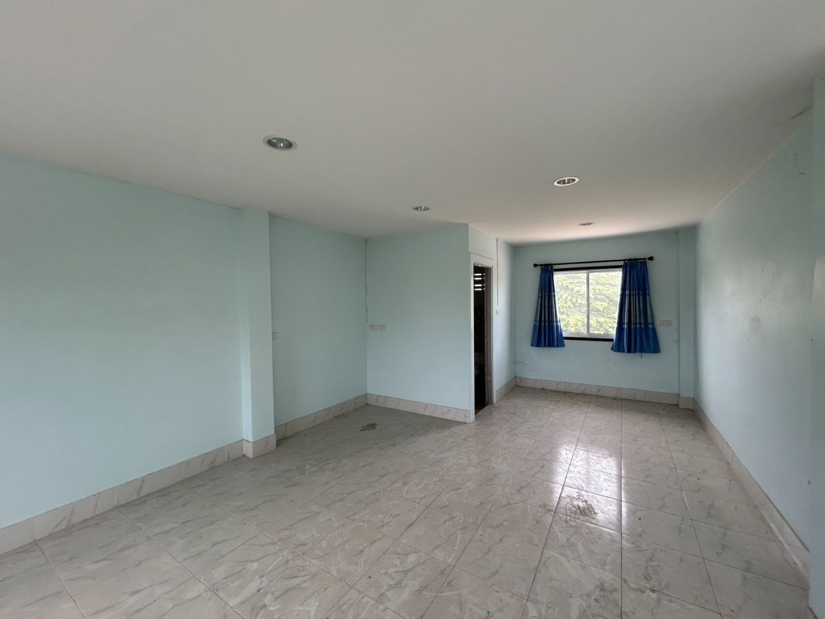 picture Golden Investment Opportunity! 2-Storey Townhome, 60 sq.wah, Prime Huai Kapi Location  - 2/18