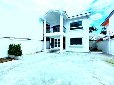 Houses for rent Social Security Office Bangkok Head office : Mansion house for rent 2 Storeys 3bed 2bath 5a/c complete with furniture parking for 4cars entering