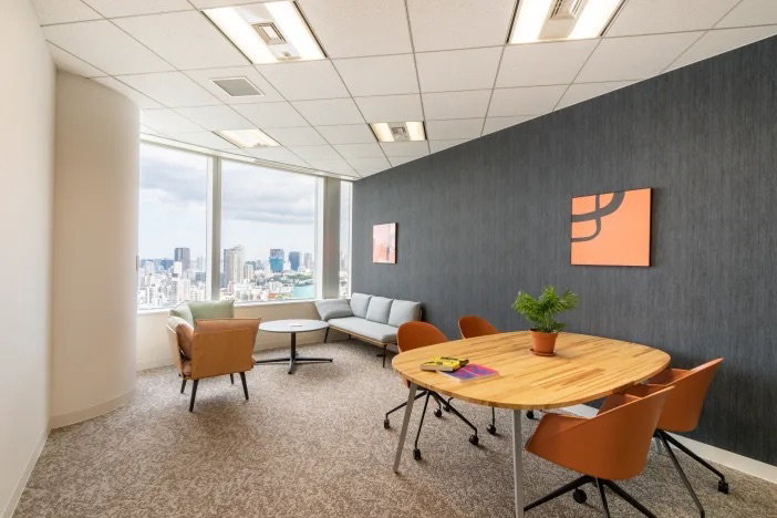 Office space for rent in Lat Phrao-Phahon Yothin area, modern design, meets all tenant needs, convenient transportation