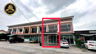 Shophouses for rent Sukumvit 24 : Lease a two-story commercial building with Wang Hin coordinates. Sriracha J. Chonburi (Chonburi)