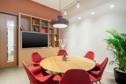 Office space for rent at Shinawatra Tower 3 on Vibhavadi Road, fully equipped with furniture, office supplies,for you to start working immediately.