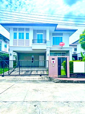 Houses for rent Panyapiwat Institute of Management : MRT MuangThongThani Lake 1.56km. MuangThongThani 2.2km. 2-story detached house for rent 62sq.wa. 242