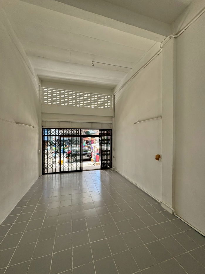 picture 🏢 For Rent: 3.5-Storey Commercial Building 🚆 Just 500 meters from Lam Sali BTS Station 🔧 Fully renovated throughout – move-in ready - 31/33