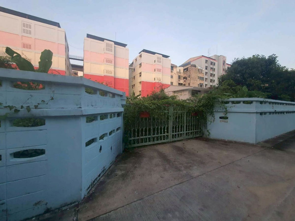 picture Land for Sale in Soi Ramkhamhaeng 48, Near MRT/Yellow Line Interchange (Yaek Lam Sali Station) - 3/12