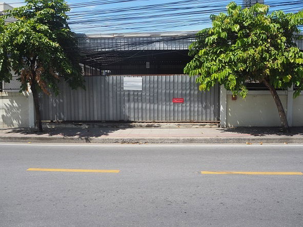 รูป ให้เช่าที่ดินทรงสี่เหลี่ยมผืนผ้าเนื้อที่ประมาณ53ตร.วา ทำเลทอง ใกล้โรงงานไทยวาโก้ มีโครงสังกะสีเป็นโรงเรือนพร้อมประตูสังกะสี - รูปที่ 2/4