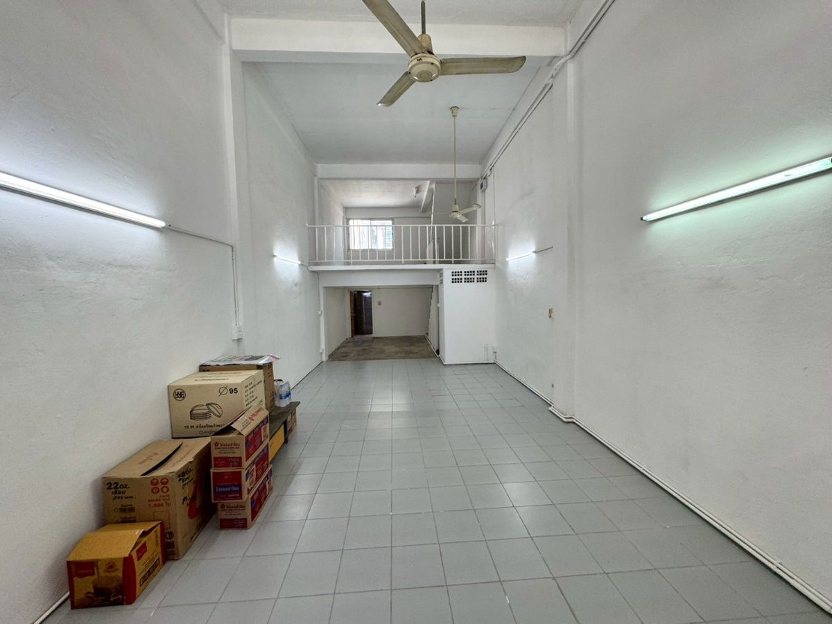picture 🏢 For Rent: 3.5-Storey Commercial Building 🚆 Just 500 meters from Lam Sali BTS Station 🔧 Fully renovated throughout – move-in ready - 4/33
