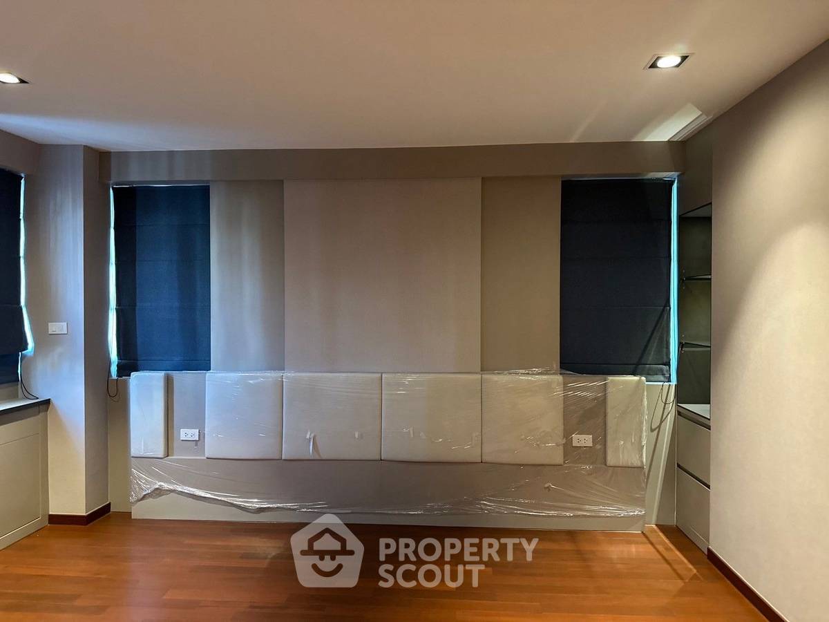 picture Renovated Duplex Penthouse next to BTS Ploen Chit (ID 2245572) - 8/16