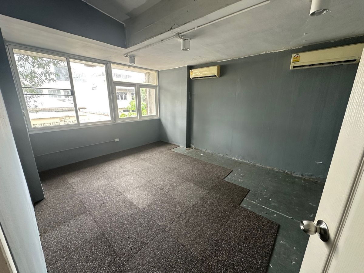 picture WS2184 🏢 Single house converted into a 2-storey office, Soi Lat Phrao 5, near MRT Phahon Yothin, BTS Ha Yaek Lat Phrao, only 40,000 baht/month. - 5/10