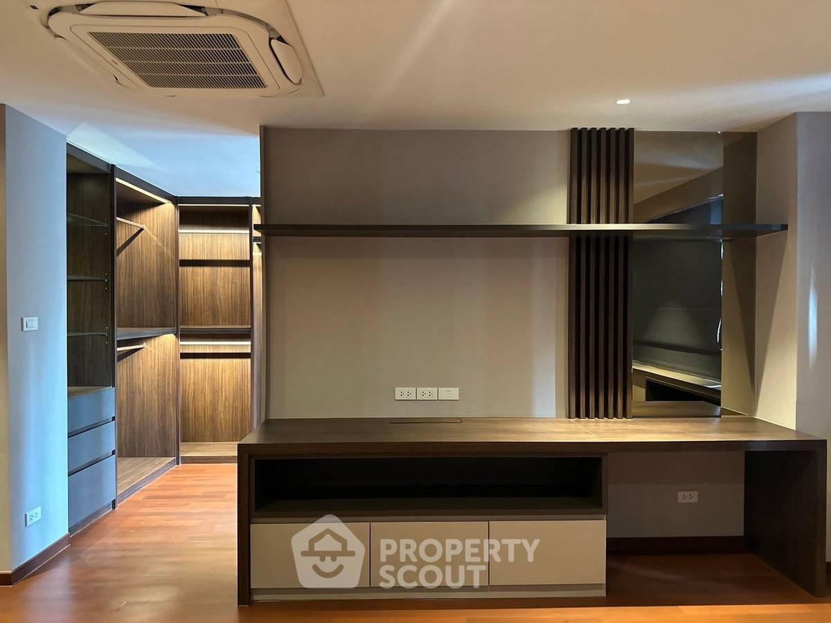 picture Renovated Duplex Penthouse next to BTS Ploen Chit (ID 2245572) - 10/16