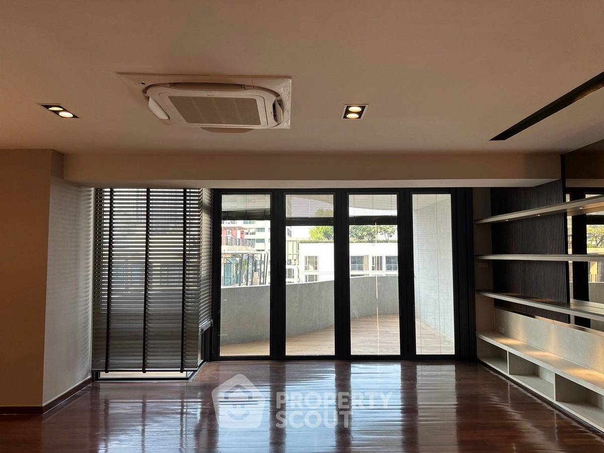 picture Renovated Duplex Penthouse next to BTS Ploen Chit (ID 2245572) - 16/16