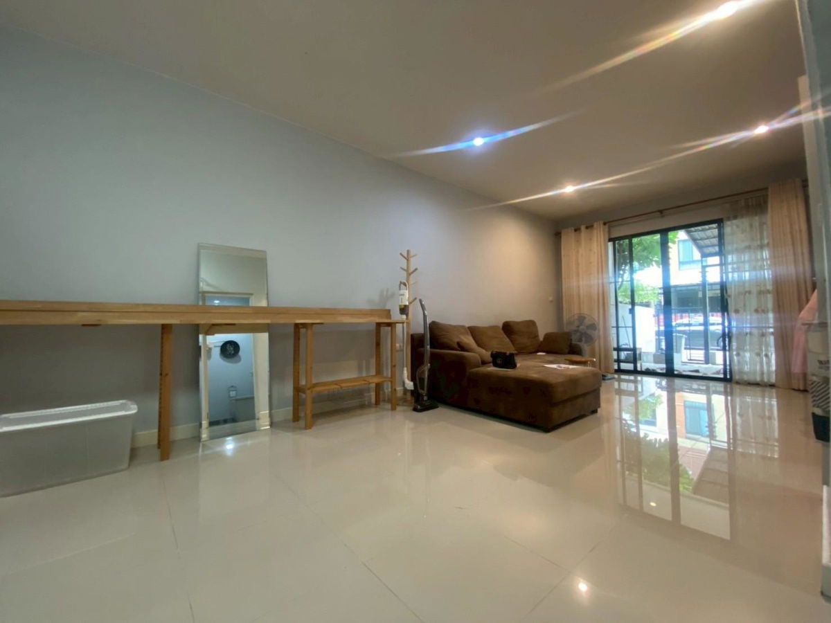 picture A beautiful, ready-to-move-in 3-story townhome in the Signature Vibhavadi 60 project. Excellent location. - 12/15