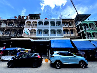 Shophouses for rent Assumption University Huamark Campus (Abac Huamark) : 🏢 For Rent: 3.5-Storey Commercial Building 🚆 Just 500 meters from Lam Sali BTS Station 🔧 Fully renovated throughout – move-in ready
