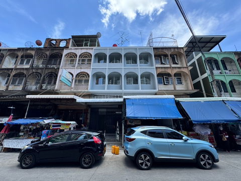 🏢 For Rent: 3.5-Storey Commercial Building 🚆 Just 500 meters from Lam Sali BTS Station 🔧 Fully renovated throughout – move-in ready