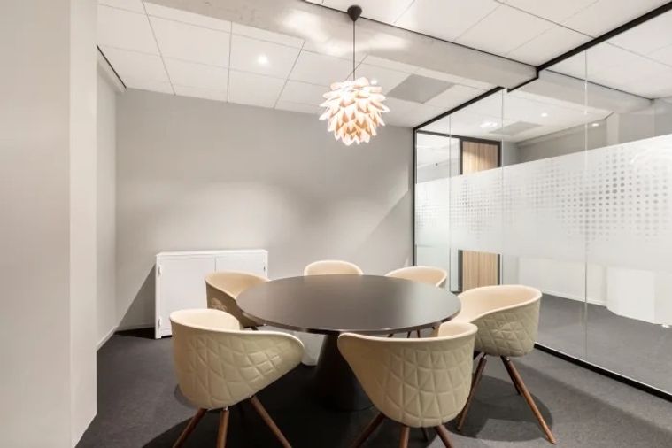 Serviced office for rent in the city center, located in the Ratchathewi area. Fully equipped with office furniture professional working environment.