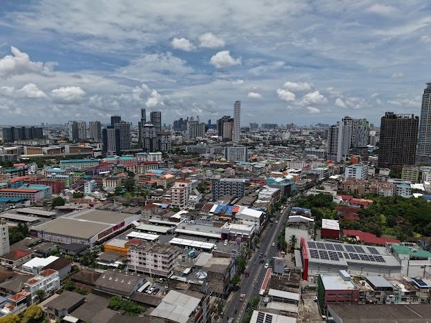 picture Land for Sale in Soi Pridi Banomyong 13 Only 400 meters from Sukhumvit 71! Double frontage, 99 sq.wah ！close to Makro / Max Value,St. - 8/15