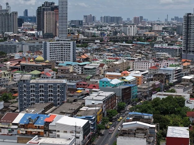 picture Land for Sale in Soi Pridi Banomyong 13 Only 400 meters from Sukhumvit 71! Double frontage, 99 sq.wah ！close to Makro / Max Value,St. - 7/15