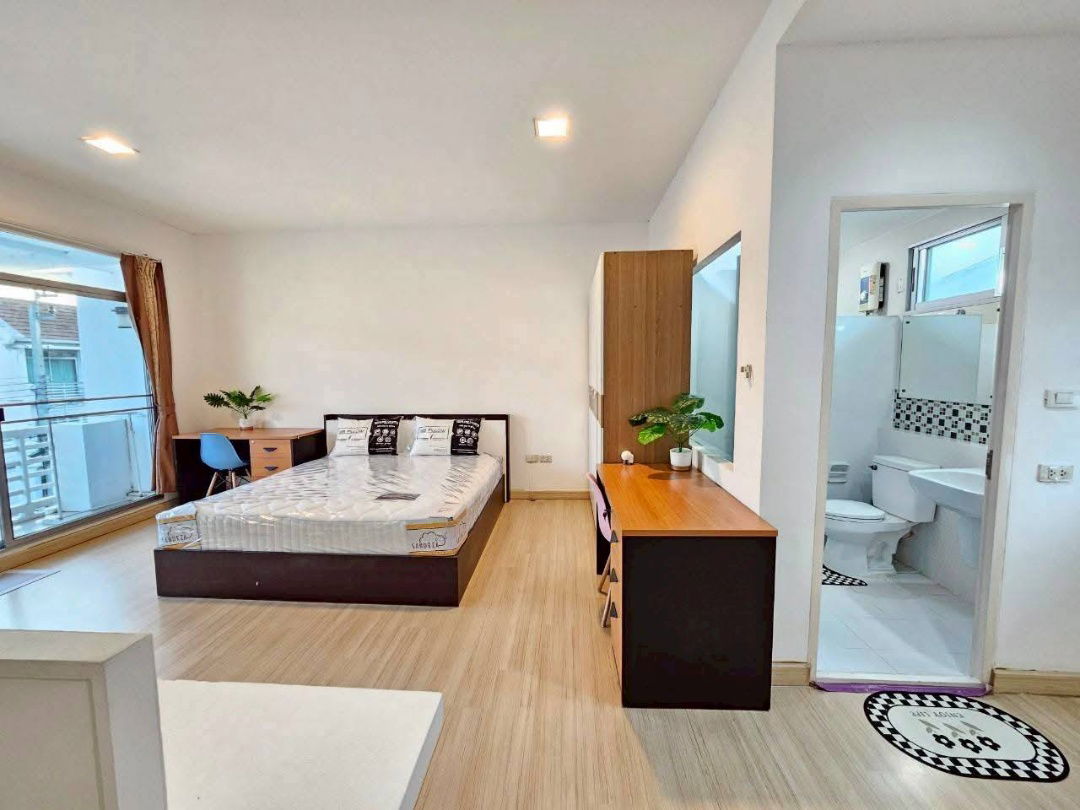 รูป ขาย เช่าบ้าน กรุงเทพกรีฑา ซ.7 " บ้านใหม่พระรามเก้า-ศรีนครินทร์ " ติดแอร์ทั้งหลัง พร้อมเฟอร์นิเจอร์ และฟูกที่นอนอย่างดีทุกห้องนอน จอดรถได้ 3 คัน - รูปที่ 15/21