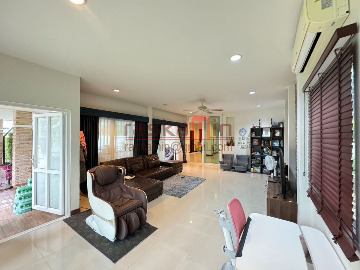 picture For Sale: Stunning Family Home at SP Village 5 - 7/25