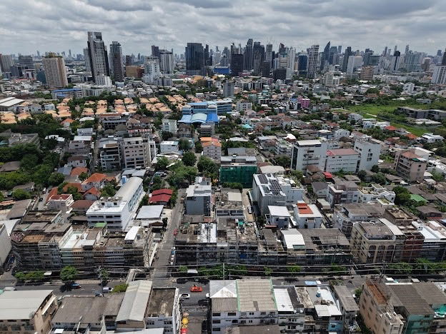 picture Land for Sale in Soi Pridi Banomyong 13 Only 400 meters from Sukhumvit 71! Double frontage, 99 sq.wah ！close to Makro / Max Value,St. - 11/15