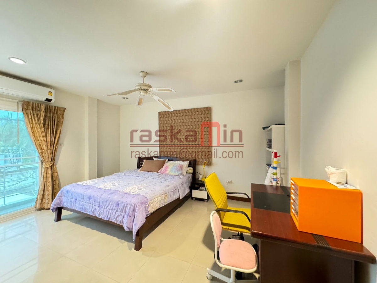 picture For Sale: Stunning Family Home at SP Village 5 - 18/25