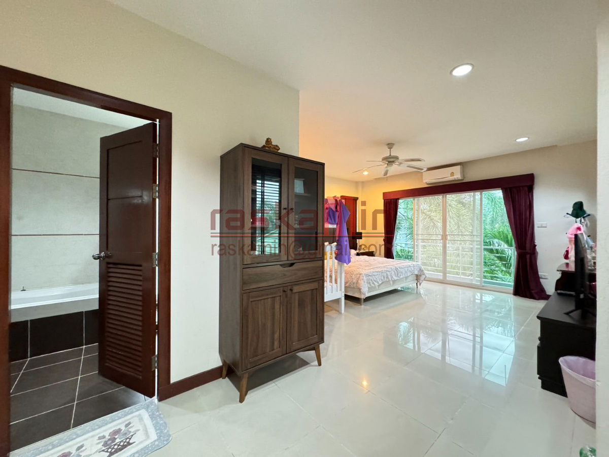picture For Sale: Stunning Family Home at SP Village 5 - 13/25