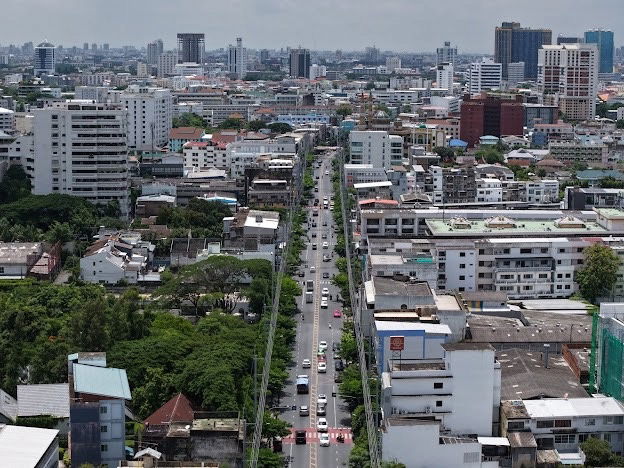 picture Land for Sale in Soi Pridi Banomyong 13 Only 400 meters from Sukhumvit 71! Double frontage, 99 sq.wah ！close to Makro / Max Value,St. - 10/15