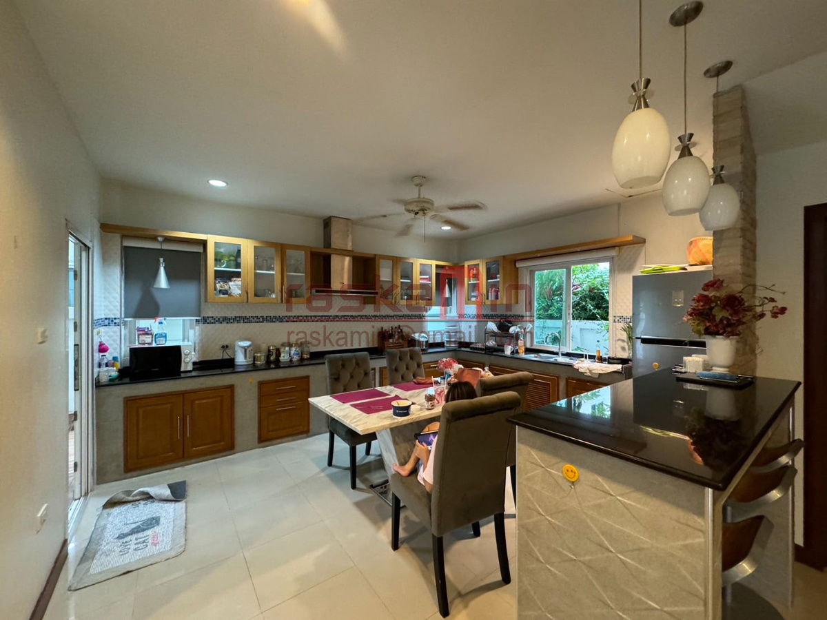 picture For Sale: Stunning Family Home at SP Village 5 - 12/25