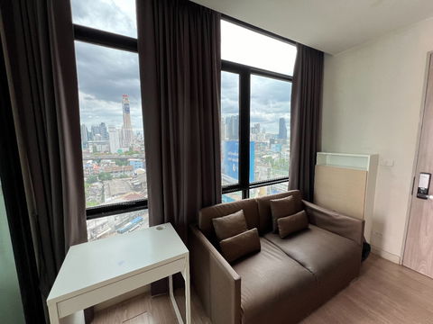 For rent 1 bedroom (Corner  Room)  BTS Victory Monument Station ** 
