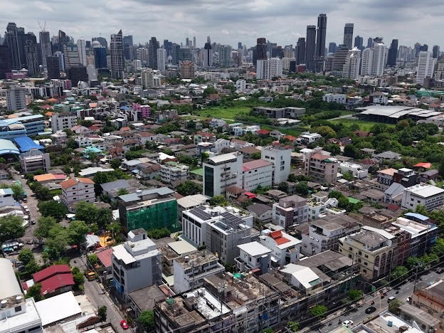 picture Land for Sale in Soi Pridi Banomyong 13 Only 400 meters from Sukhumvit 71! Double frontage, 99 sq.wah ！close to Makro / Max Value,St. - 4/15