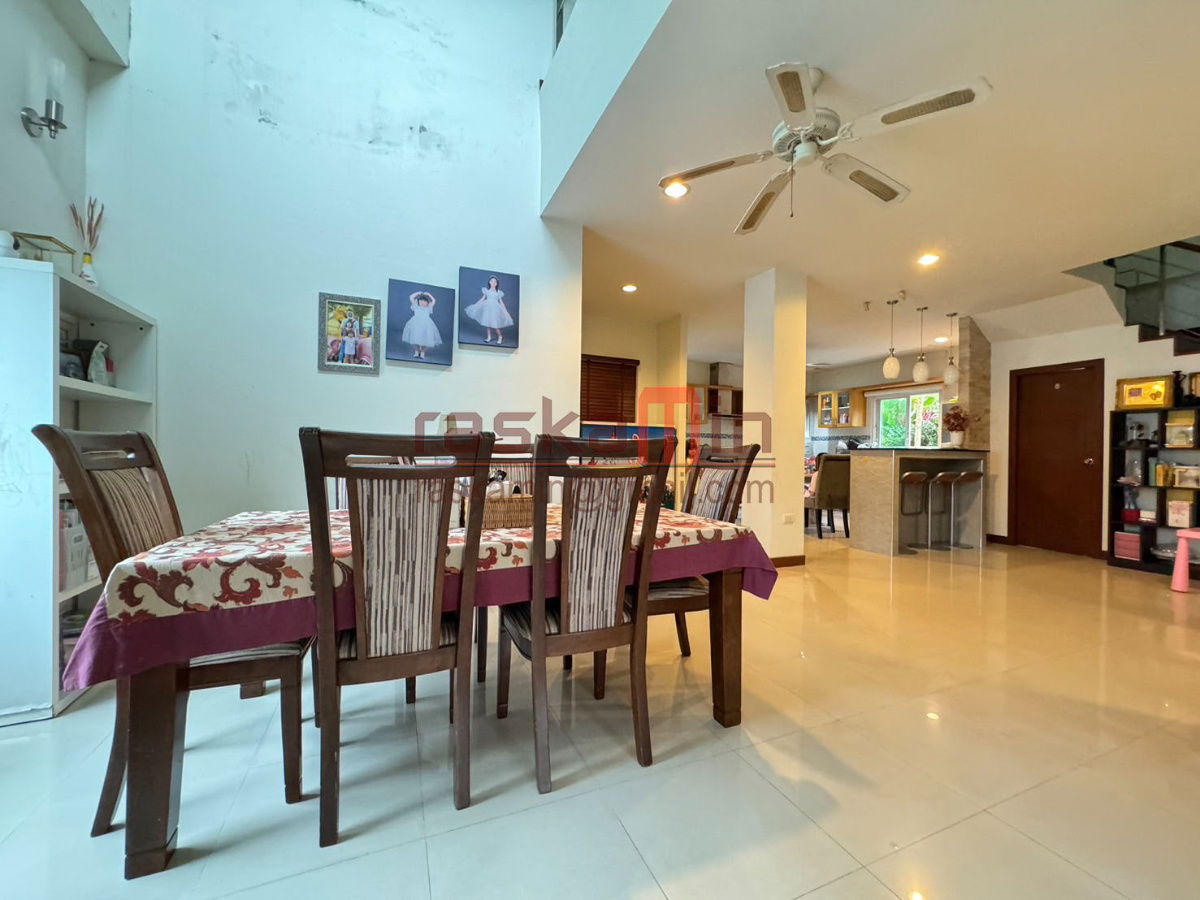 picture For Sale: Stunning Family Home at SP Village 5 - 9/25
