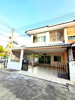 Townhouses for rent Pathumthani : Two-story townhouse for rent in The Living Village, renovated.